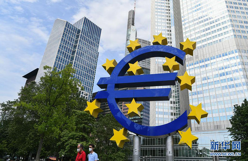 Tarehe 28, Juni, watu wanapita sanamu ya Euro huko Frankfurt, Ujerumani.（Picha zinatoka: Tovuti ya Shirika la Habari la Xinhua）