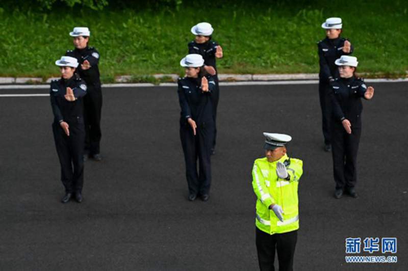 Polisi wanawake wa kupanda farasi, hali inayowavutia watu kwenye mbuga wa Zhaosu