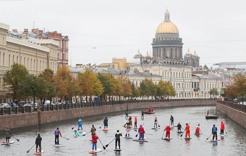 Watu wa St. Petersburg, Russia waliovaa mavazi ya jadi kukaribisha Siku ya Utalii ya Dunia 