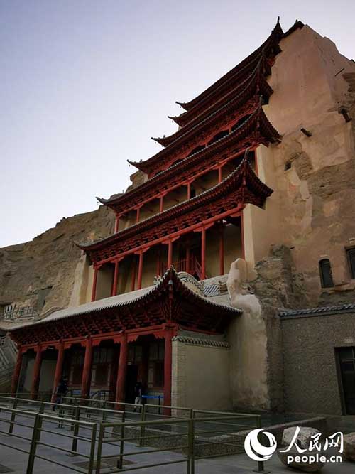 Eneo la Dunhuang lenye utamaduni wa historia ndefu la kuwepo pamoja na milima na chemchemi 