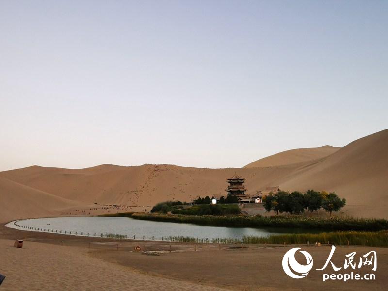 Eneo la Dunhuang lenye utamaduni wa historia ndefu la kuwepo pamoja na milima na chemchemi 