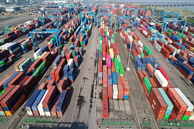 Picha iliyopigwa mnamo Julai 13, 2021 ikionesha kituo cha kupokea na kusafirisha makontena huko Jiaxing, Mkoa wa Zhejiang Mashariki mwa China.  (Xinhua / Long Wei)