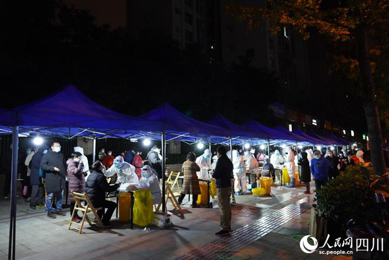 Wakazi wa Mtaa wa Shuangfu wakiwa kwenye foleni kwa ajili ya kupimwa virusi vya korona kwenye kituo cha upimaji cha makazi ya Shuangfu, eneo la Chenghua, Chengdu. (People’s Daily Online/Li Ping)