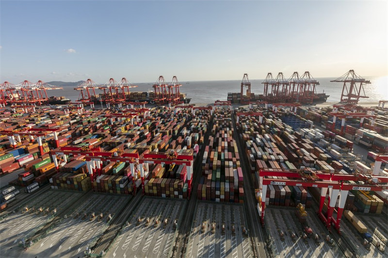 Picha iliyopigwa Novemba 3, 2020 ikionesha gati ya kontena ya Bandari ya Yangshan iliyoko Shanghai, Mashariki mwa China (Xinhua/Wang Xiang)