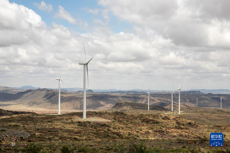 Hizi ni mitambo ya kuzalisha umeme kwa nishati ya upepo inayoendeshwa na Kampuni ya Kundi la Umeme la  China la Longyuan ya Afrika Kusini. Picha  ilipigwa Jumatatu ya wiki iliyopita katika Wilaya ya De Aar, Mkoa wa Cape Kaskazini wa Afrika Kusini. (Xinhua/Lv Tianran)
