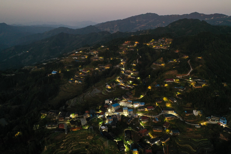 Vijiji vinavyopendeza—Vyatia Nuru Usiku wa Mlima wa Damiao