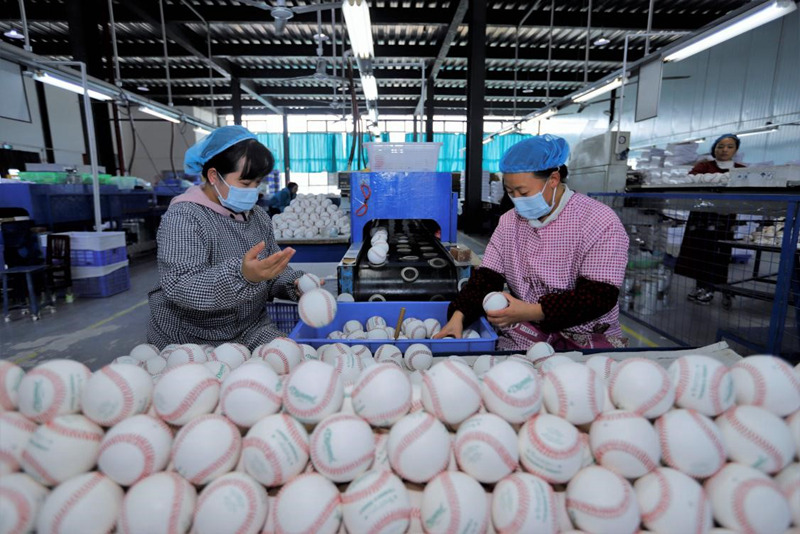 Wafanyakazi wakitengeneza mipira ya mchezo wa baseball inayouzwa nchi za nje kwenye karakana ya vifaa vya michezo huko Wilaya ya Dushan, Mkoa wa Guizhou ulioko Kusini Magharibi mwa China, Novemba 18, 2021. (Tovuti ya People’s Daily/ Mo Yu)