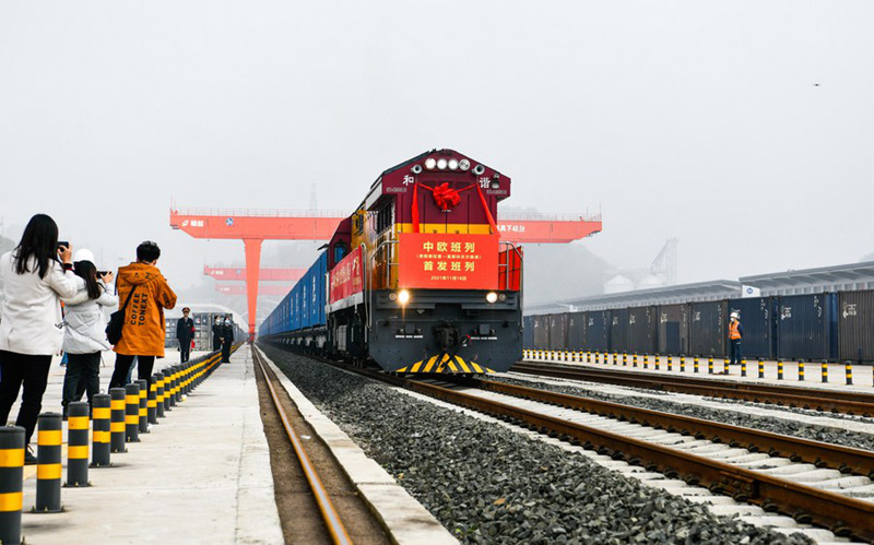 Treni ya kwanza ya mizigo ya moja kwa moja kati ya China na Ulaya inayounganisha Mkoa wa Guizhou na Moscow ya Russia ikiwa tayari kwa safari kuanzia Mji wa Guiyang, Mkoa Guizhou ulioko Kusini-Magharibi mwa China, Novemba 18, 2021. (Xinhua/Yang Wenbin)