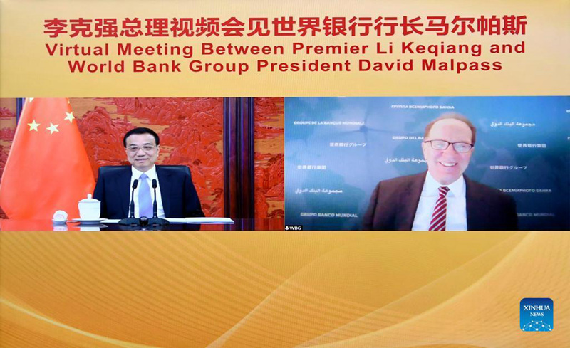 Waziri Mkuu wa China Li Keqiang akiwa katika mkutano wa mtandaoni na Mkurugenzi wa Benki ya Dunia David Malpass mjini Beijing, Mji Mkuu wa China, Desemba 13, 2021. (Xinhua/Yin Bogu)