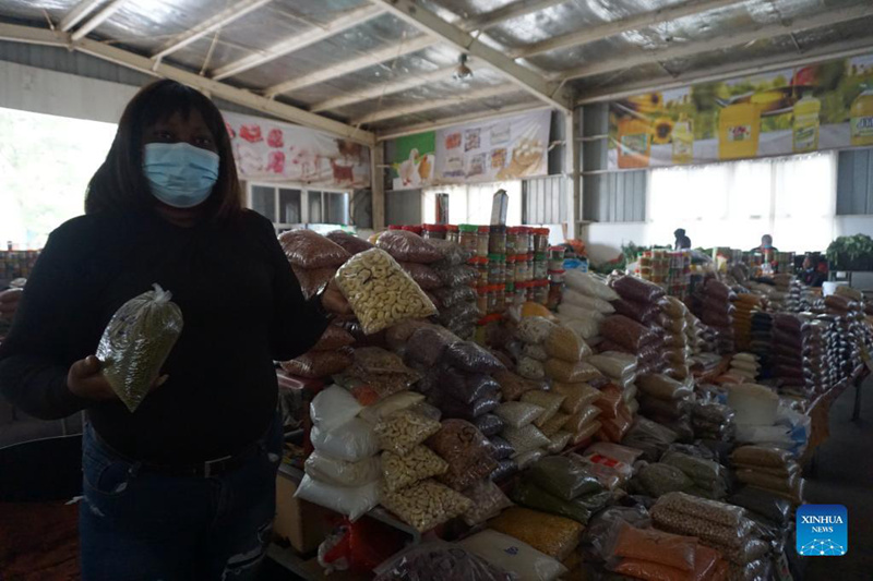 Kampuni ya Wachina yawapa wafanyabiashara wadogo wa bidhaa za chakula wa Zambia maeneo safi na salama ya biashara