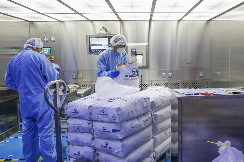 Wafanyakazi wakipima malighafi kwenye karakana ya yabisi ya Kampuni ya Bayer HealthCare, Tawi la Qidong huko Qidong, Mkoa wa Jiangsu, Mashariki mwa China, Desemba 2, 2020. (Xinhua/Zhang Yuwei)
