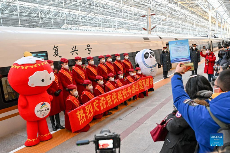 Waandishi wa habari wakipiga picha wakati wa shughuli ya kuadhimisha miaka miwili tangu kuzinduliwa kwa reli ya mwendo kasi ya Beijing-Zhangjiakou kwenye Kituo cha Treni cha Beijing Kaskazini huko Beijing, Mji Mkuu wa China, Desemba 30, 2021. Reli ya mwendo kasi inayounganisha Beijing na Zhangjiakou mji wa Kaskazini mwa Mkoa wa Hebei nchini China ilianza kutumika Tarehe 30 Desemba 2019. (Picha na Fang Xin/Xinhua)