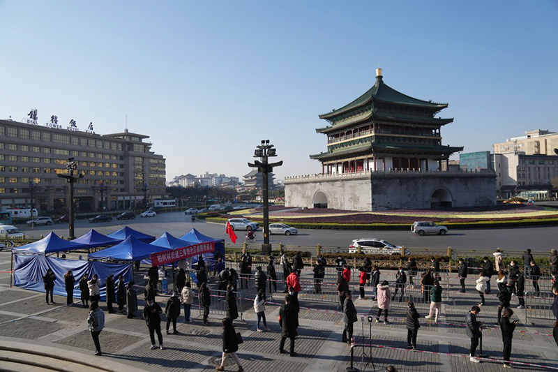 Wakazi wakiwa kwenye foleni kupima virusi vya korona kwenye kituo cha kupima UVIKO-19 huko Xi'an, Mkoa wa Shaanxi Kaskazini-Magharibi mwa China, Desemba 21, 2021. (Xinhua/Li Yibo)
