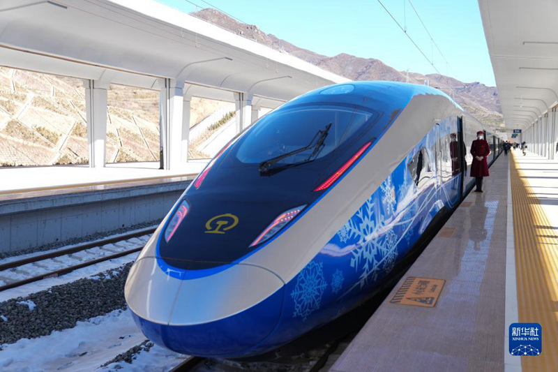 Treni ya Michezo ya Olimpiki Yaonekana kwenye Kituo cha Chongli cha Reli ya Beijing-Zhangjiakou