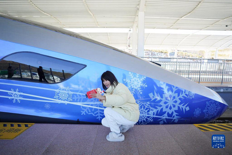 Treni ya Michezo ya Olimpiki Yaonekana kwenye Kituo cha Chongli cha Reli ya Beijing-Zhangjiakou