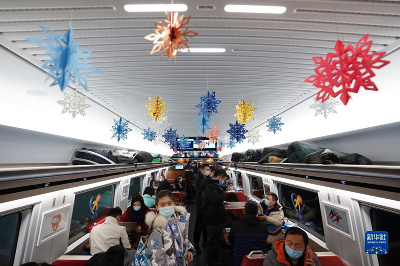 Treni ya Michezo ya Olimpiki Yaonekana kwenye Kituo cha Chongli cha Reli ya Beijing-Zhangjiakou