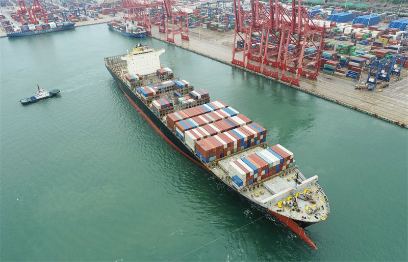 Picha iliyopigwa Tarehe 13 Julai 2021 ikionesha meli iliyopakiwa makontena ikiondoka kwenye kituo cha kontena huko Lianyungang, Mkoa wa Jiangsu, Mashariki mwa China. (Wang Jianmin/Xinhua)