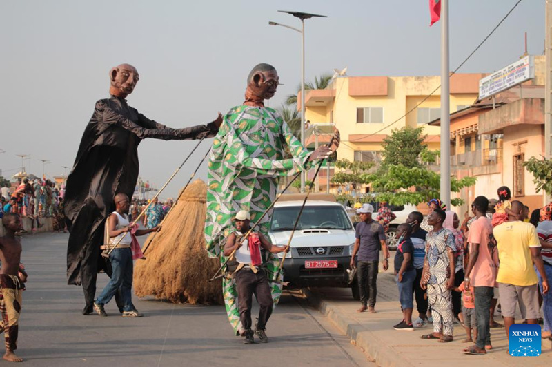 Watu wakishiriki halaiki kwenye Tamasha la tano la Kimataifa la Porto-Novo huko Porto-Novo, Benin, Januari 10, 2022. (Xinhua/Seraphin Zounyekpe)