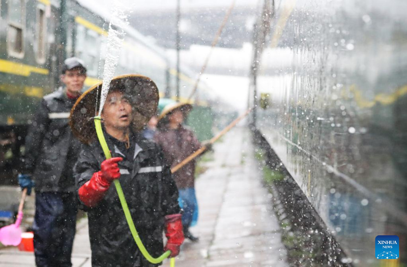 Wafanyakazi wa Shirika la Reli la China wakisafisha mabehewa ya treni katika Mji wa Hengyang, Mkoa wa Henan ulioko Katikati mwa China Januari 16, 2022. Pilikapilika za  usafari wa abiria wengi katika kipindi cha mwaka mpya wa jadi wa China, mwaka huu zitaanzia Januari 17 na kuendelea hadi Februari 25. Katika  kipindi hiki cha usafiri wa abiria wengi wa siku 40 kinachoitwa Chunyun  kwa Lugha ya Kichina, Wachina wengi watasafiri kwenda maskani yao kujumuika pamoja na familia zao kusherehekea mwaka mpya wa jadi wa China, na sikukuu ya mwaka mpya wa jadi wa China wa 2022  itawadia Februari 1 mwaka huu. (Picha imepigwa na Cao Zhengping/Xinhua)