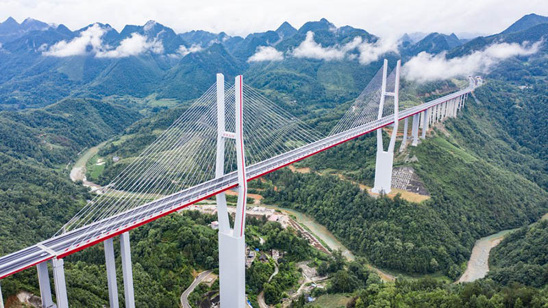 Picha iliyopigwa Juni 28, 2021 ikionesha Daraja la Yunwu la Barabara Kuu ya Duyun-Anshun katika Mkoa wa Guizhou, Kusini-Magharibi mwa China. (Xinhua/Tao Liang)