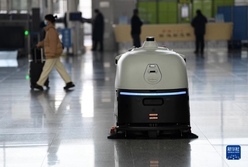Roboti ya kusafisha na kuua virusi kwenye sakafu ikifanya kazi yake kwenye Kituo cha Treni cha Kusini cha Hefei Januari 18. (Picha/Xinhua)