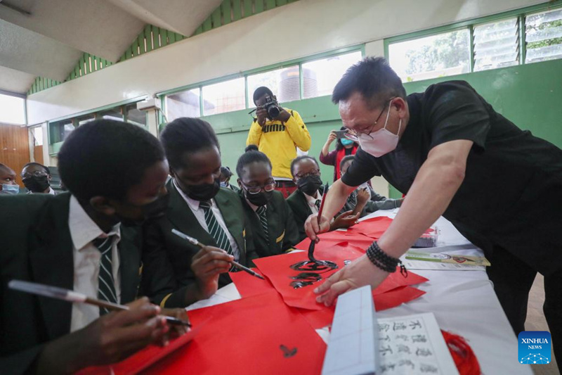 Wanafunzi wakijifunza kuandika neno la Lugha ya Kichina “Fu”, maana yake ni baraka na furaha wakati wa shughuli ya kiutamaduni kuhusu Sikukuu ya Mwaka Mpya wa Jadi wa China, kwenye Sekondari ya Wasichana ya State House huko Nairobi, Kenya, Januari 19, 2022. (Xinhua/Long Lei)