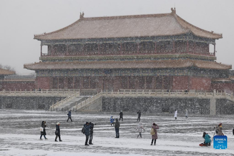 Watalii wakifurahia mandhari ya theluji kwenye Kasri ya Ufalme ya Kale hapa Beijing. (Xinhua/Xing Guangli)