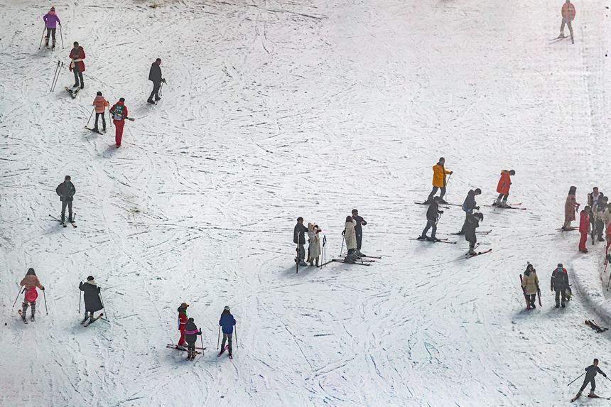 Watu wa Nanchuan, Chongqing Wafurahia Michezo Kwenye Barafu na Theluji