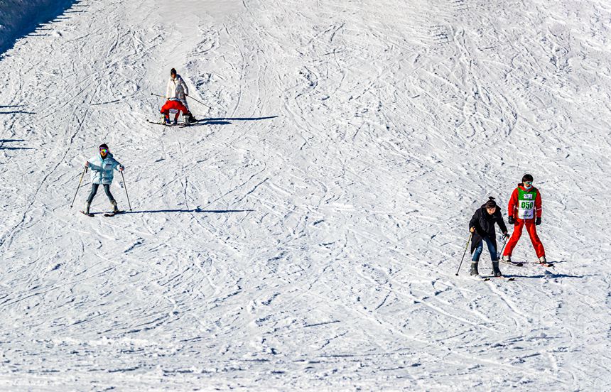 Watu wa Nanchuan, Chongqing Wafurahia Michezo Kwenye Barafu na Theluji