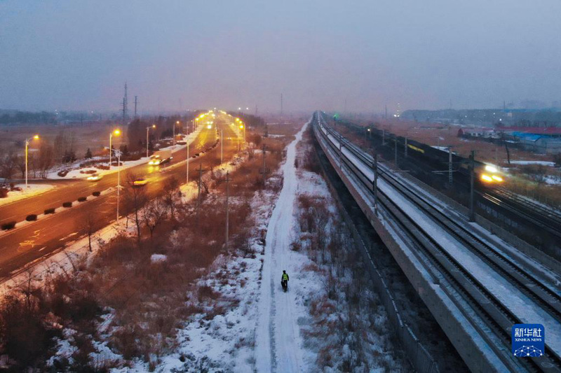 Askari wa doria Yu Zhenlong pamoja na Hu Zi wakifanya doria kufuata njia ya Reli ya Harbin-Qiqihar karibu na Kituo cha Daqing Magharibi cha Reli Januari 24. (Picha/Xinhua)