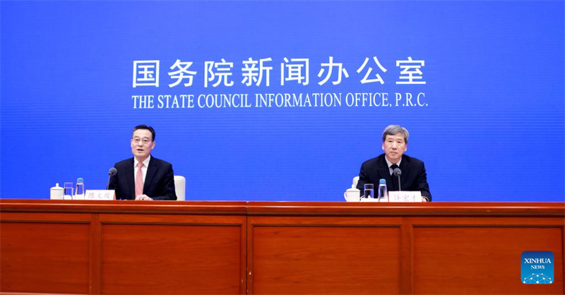 Xu Hongcai (Kulia), Naibu Waziri wa Fedha wa China akishiriki mkutano na waandishi wa habari ulioandaliwa na Ofisi ya Habari ya Baraza la Serikali la China kuhusu mapato na matumizi ya fedha ya China Mwaka 2021, mjini Beijing, Mji Mkuu wa China, Januari 25, 2022. (Xinhua/Pan Xu)