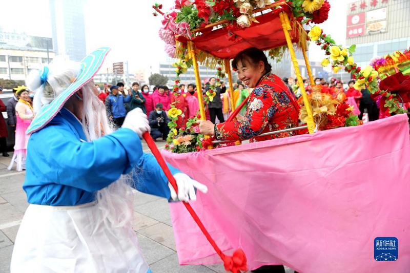 Februari 13, wasanii wenyeji wakicheza “ ngoma ya kuendesha ngalawa”  kwenye mtaa wa mji wa Lianyungang, Mkoa wa Jiangsu, China.