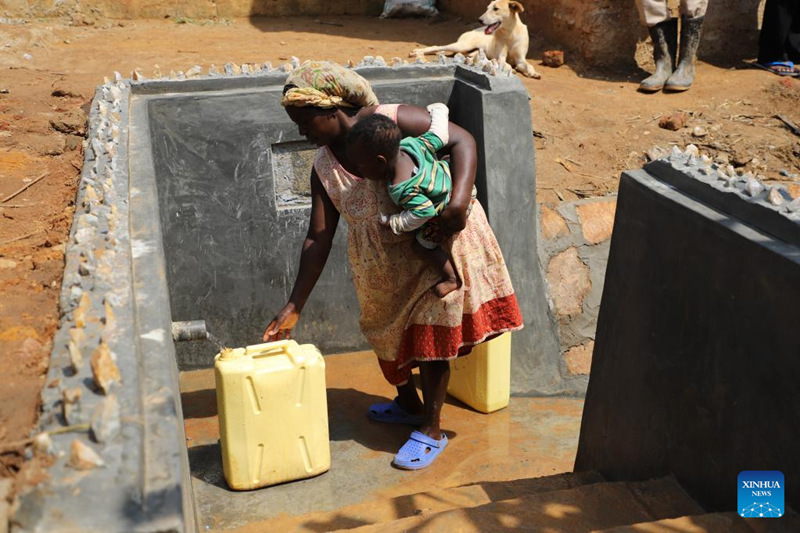 Katika Kijiji cha Bukasa cha Wilaya ya Wakiso katikati mwa Uganda, mama huyu mjamzito akichota maji kutoka kwenye kisima kipya kilichozawadiwa na Mfuko wa Uhisani wa Wachina waishio nchini Uganda, Februari 12, 2022,  . (Xinhua/Zhang Gaiping)