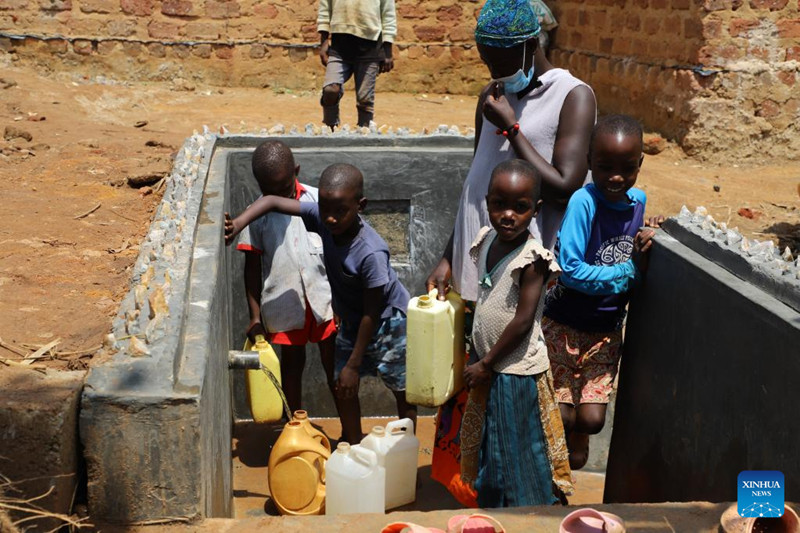 Maji safi kwenye Kijiji cha Uganda yajumuisha watu wa Familia za China na wenyeji wa huko