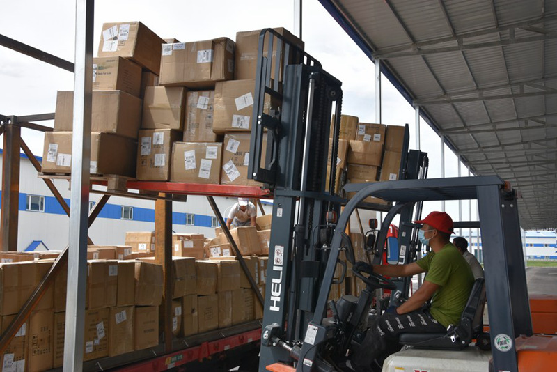 Mpeleka vifurushi  wa Kampuni ya biashara ya e-commerce , Bw.Express Sunny akipakia migizo huko Horgos, Mkoa unaojiendesha wa Xinjiang Uygur, Kusini Magharibi mwa China Juni 3, 2021. (Xinhua/Gu Yu)