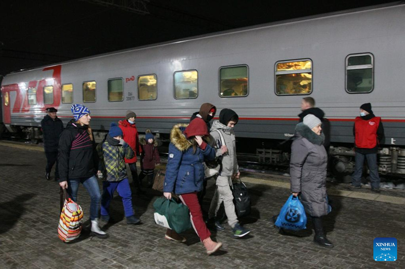 Wakimbizi kutoka Mashariki mwa Ukraine wafika kwenye kituo cha treni nchini Russia