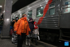 Wakimbizi kutoka Mashariki mwa Ukraine wafika kwenye kituo cha treni nchini Russia