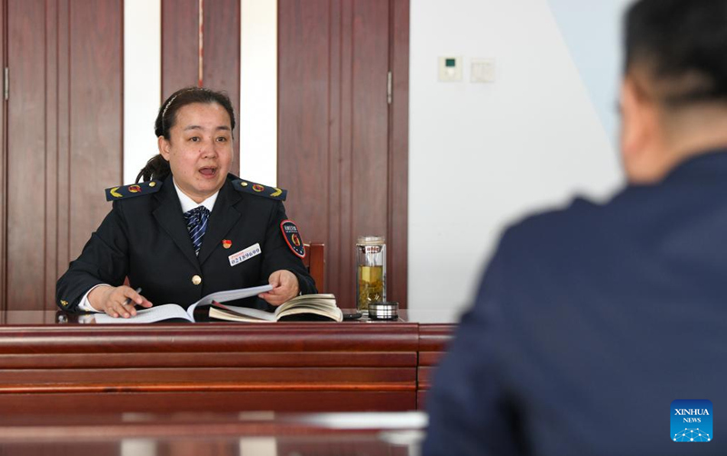 Wang Yan akikusanya maoni kuhusu utumiaji wa vifaa vya kuchaji katika vituo vya mabasi kutoka kwa mjumbe wa Kampuni ya Umeme ya Taifa ya Huduma ya Magari yanayotumia umeme Tawi la Tianjin kwenye ofisi ya huduma ya basi iliyoko Tianjin, Feb 24, 2022. 