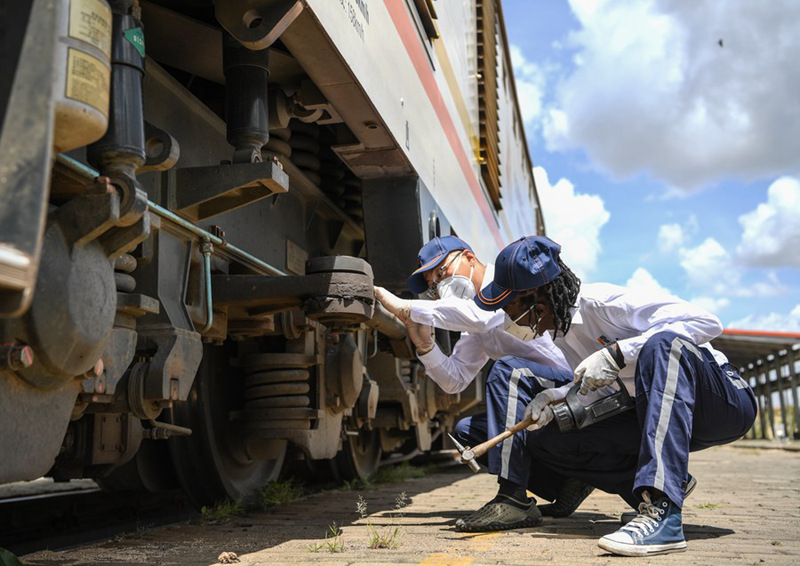 Wafanyakazi wakiangalia treni katika stesheni ya Nairobi ya Reli ya SGR ya Mombasa-Nairobi jijini Nairobi, Kenya, Machi 22, 2021. (Xinhua/Li Yan)