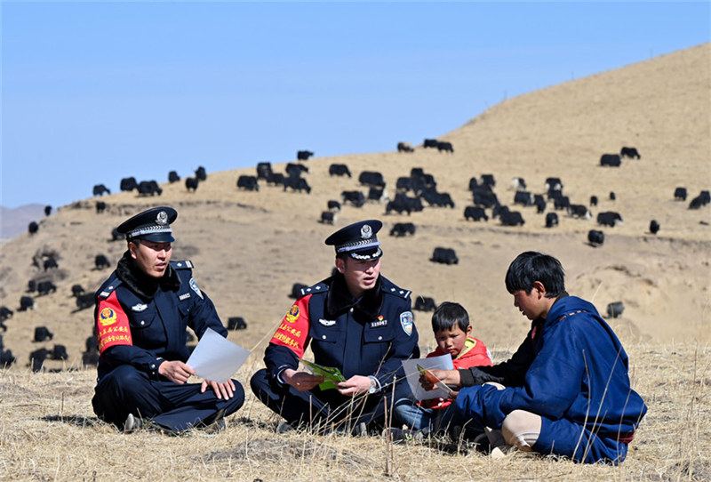 Ni bora kueneza utekelezaji wa sheria kwa watoto . (Picha kutoka Polisi wa Mkoa wa Sichuan)