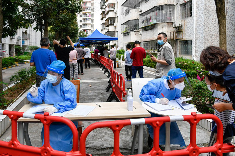 Wafanyakazi wakikagua taarifa za wakazi kwa ajili ya vipimo vya virusi vya Korona katika Wilaya ya Futian ya Shenzhen, Mkoa wa Guangdong nchini China, Machi 17, 2022. (Picha na Chu Yan/Xinhua)