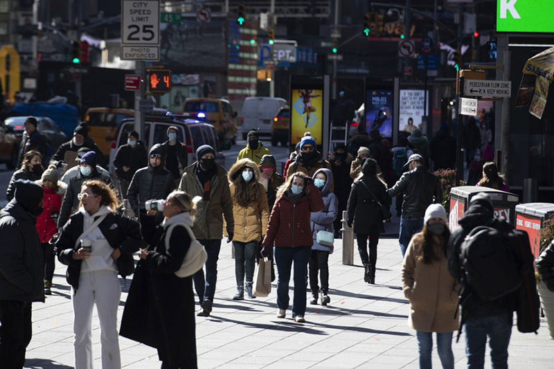 Watu wakitembea barabarani kwenye eneo la Times Square huko New York, Marekani, Februari 14, 2022. (Xinhua/Wang Ying)