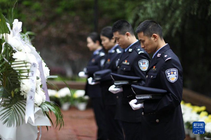 Tarehe Mosi, Aprili, askari polisi wakikumbuka mashujaa waliojitolea mihanga katika makaburi ya mashujaa wa Jeshi Jekundu ya Mji wa Chishui wa Mkoa wa Guizhou, China. (Picha inatoka Xinhua.)