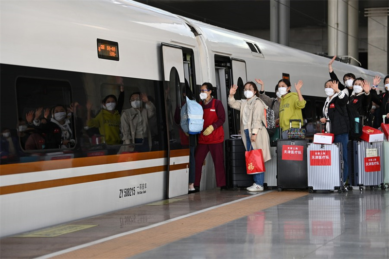 Picha iliyopigwa Aprili 3, 2022 ikionesha wahudumu wa afya  wakiondoka katika Kituo cha Reli cha Magharibi cha Tianjin, Kaskazini mwa China kuelekea Shanghai ili kusaidia mji huo kupambana na maambukizi mapya ya virusi vya Korona. (Xinhua/Li Ran)