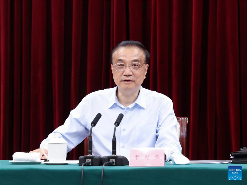 Waziri Mkuu wa China Li Keqiang, akiongoza kongamano kuhusu hali ya uchumi katika Mkoa wa Jiangxi, Mashariki mwa China, Aprili 11, 2022. Maofisa wa serikali kutoka mikoa ya Jiangxi, Liaoning, Zhejiang, Guangdong na Sichuan wamehudhuria kongamano hilo kupitia mtandaoni au nje ya mtandao. (Xinhua/Ding Lin)