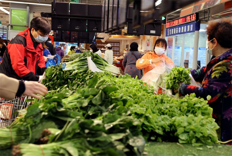 Wakazi wakinunua mboga katika duka kubwa lililoko Eneo la Putuo, Shanghai, China, Machi 31, 2022. (Xinhua/Liu Ying)
