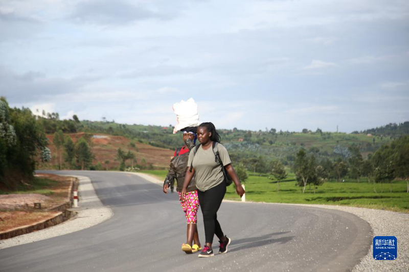 Barabara iliyojengwa na kampuni ya China yawanufaisha watu wa Rwanda