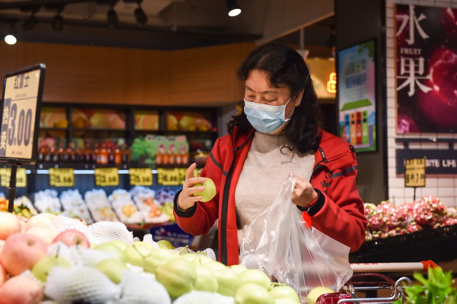 Mkazi akinunua vitu kwenye duka huko Yinchuan, Ningxia, China Tarehe 23, Oktoba, 2021,. (Picha/Xinhua)