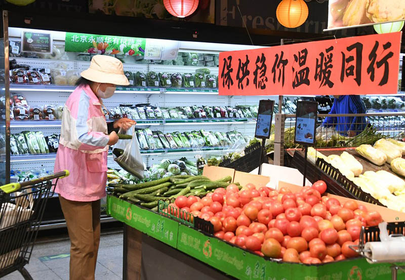 Mwananchi akichagua mboga kwenye moja ya supamaketi katika eneo la Haidian la  Beijing, China, Aprili 26, 2022. (Xinhua/Ren Chao)