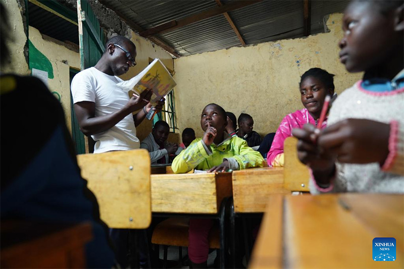 Raia wa China anayejitolea ang’arisha ndoto za watoto wanaoishi kwenye makazi duni nchini Kenya